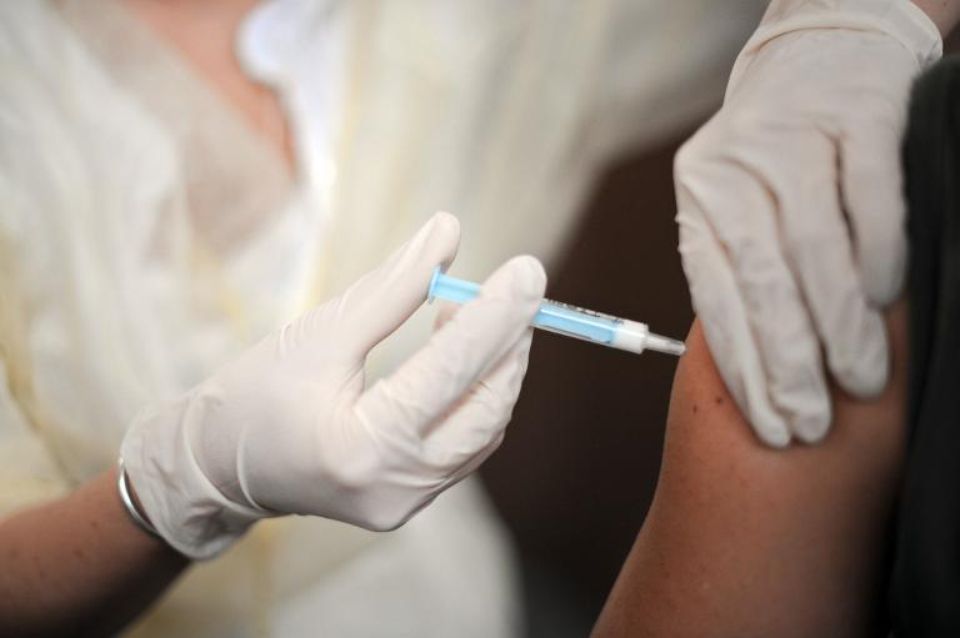 une-personne-se-fait-vacciner